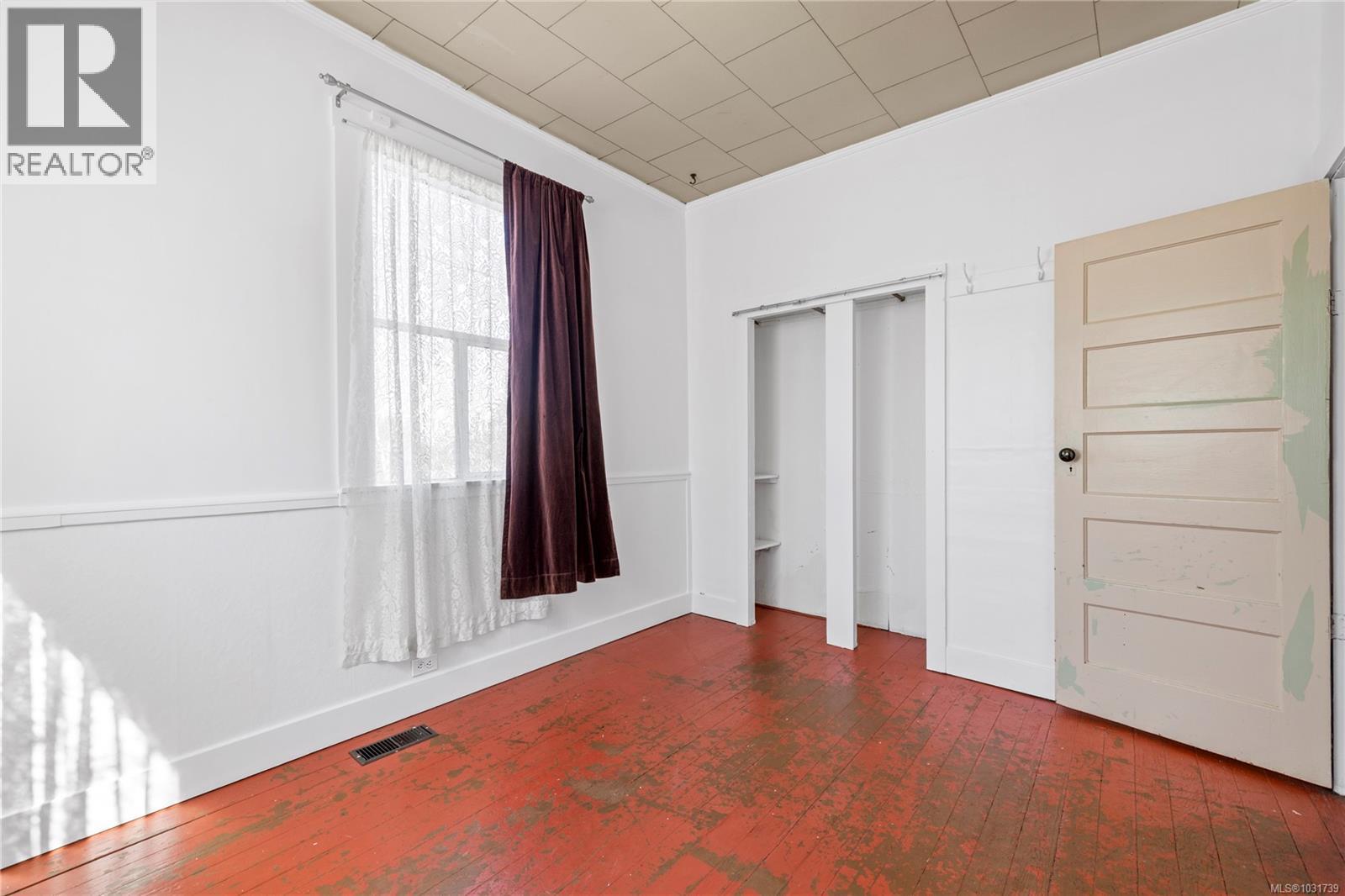 103 HALIBURTON ST - 7