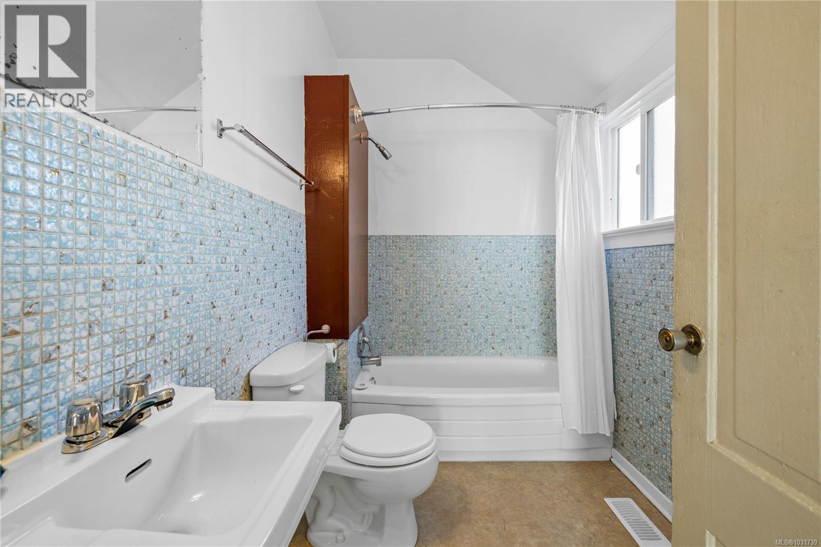 103 HALIBURTON ST - 21