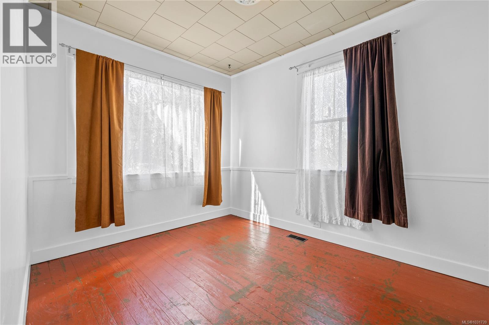 103 HALIBURTON ST - 6