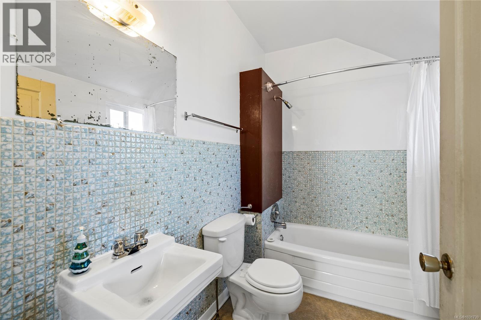 103 HALIBURTON ST - 20