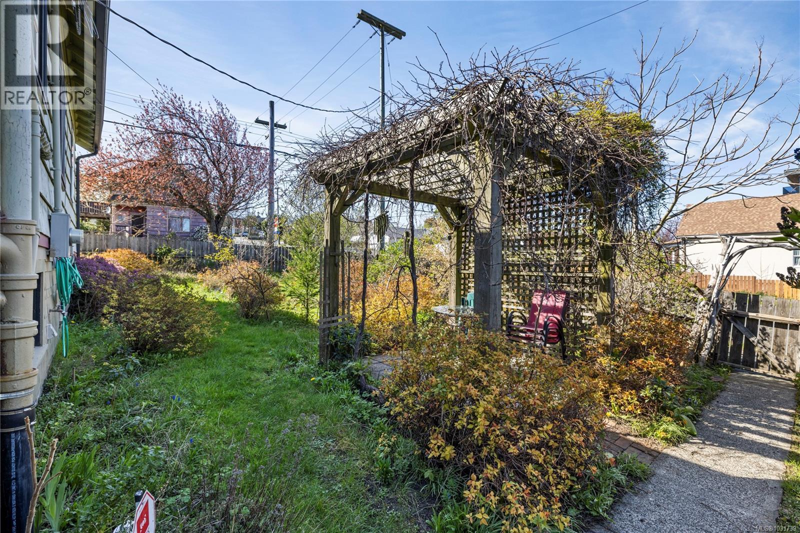 103 HALIBURTON ST - 30