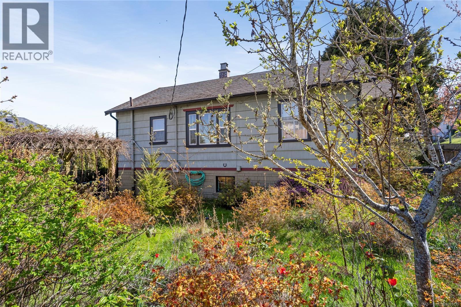 103 HALIBURTON ST - 31