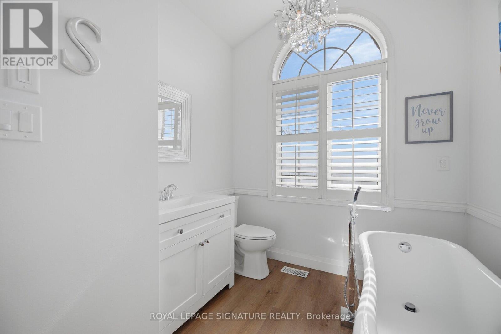 25 MADRONNA GARDENS - 26