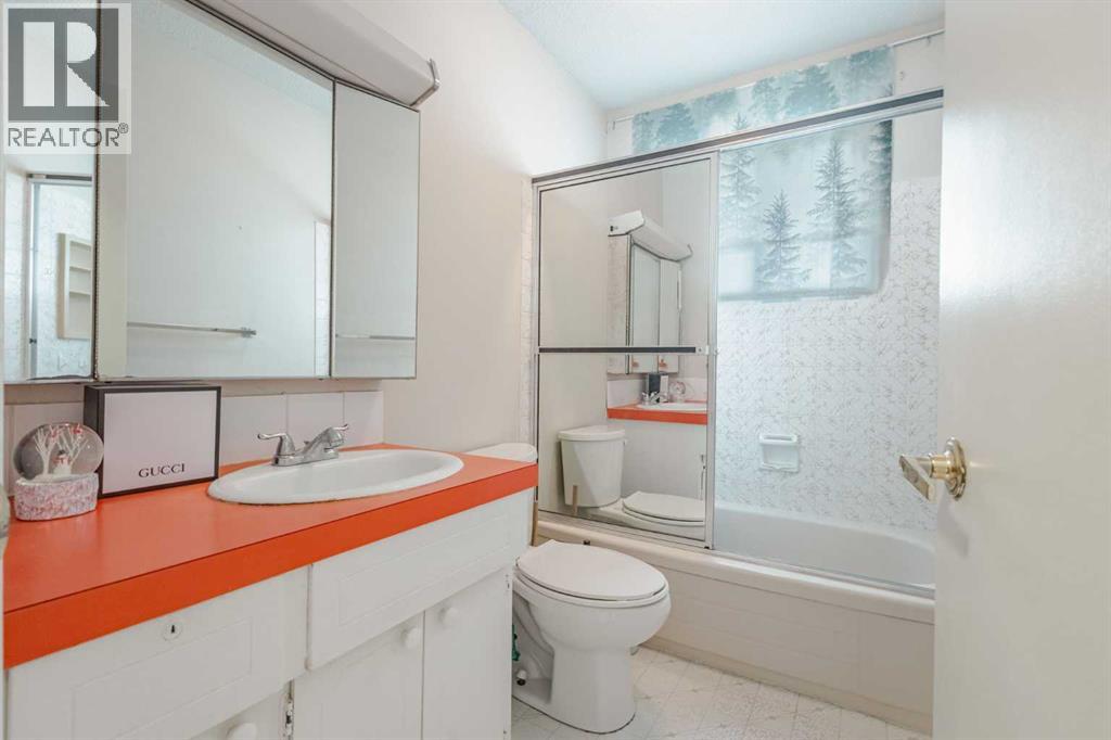 Single Family House Bi-level for Sale in  Huntington Close NE Huntington Hills Calgary 