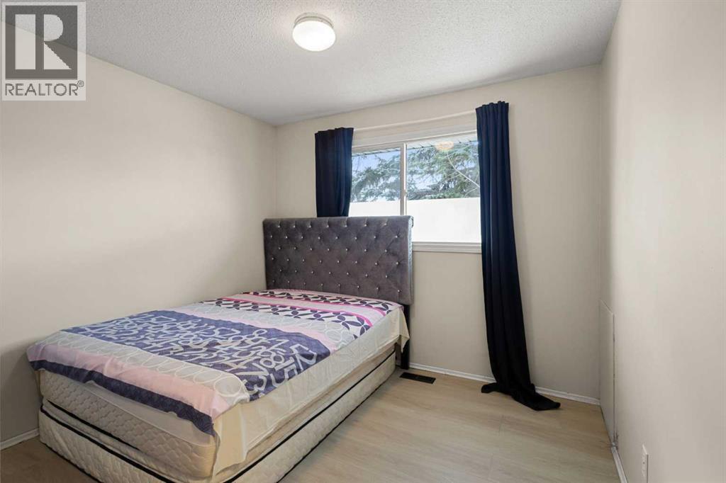 Single Family House Bi-level for Sale in  Huntington Close NE Huntington Hills Calgary 