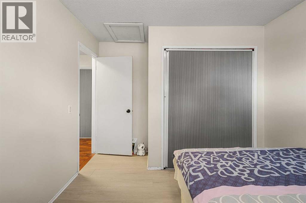 Single Family House Bi-level for Sale in  Huntington Close NE Huntington Hills Calgary 