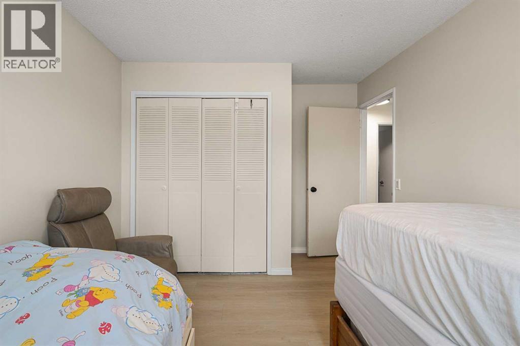 Single Family House Bi-level for Sale in  Huntington Close NE Huntington Hills Calgary 