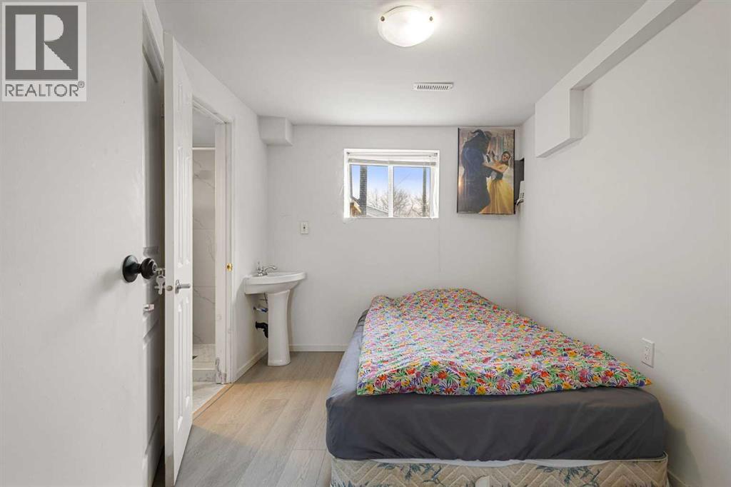 Single Family House Bi-level for Sale in  Huntington Close NE Huntington Hills Calgary 