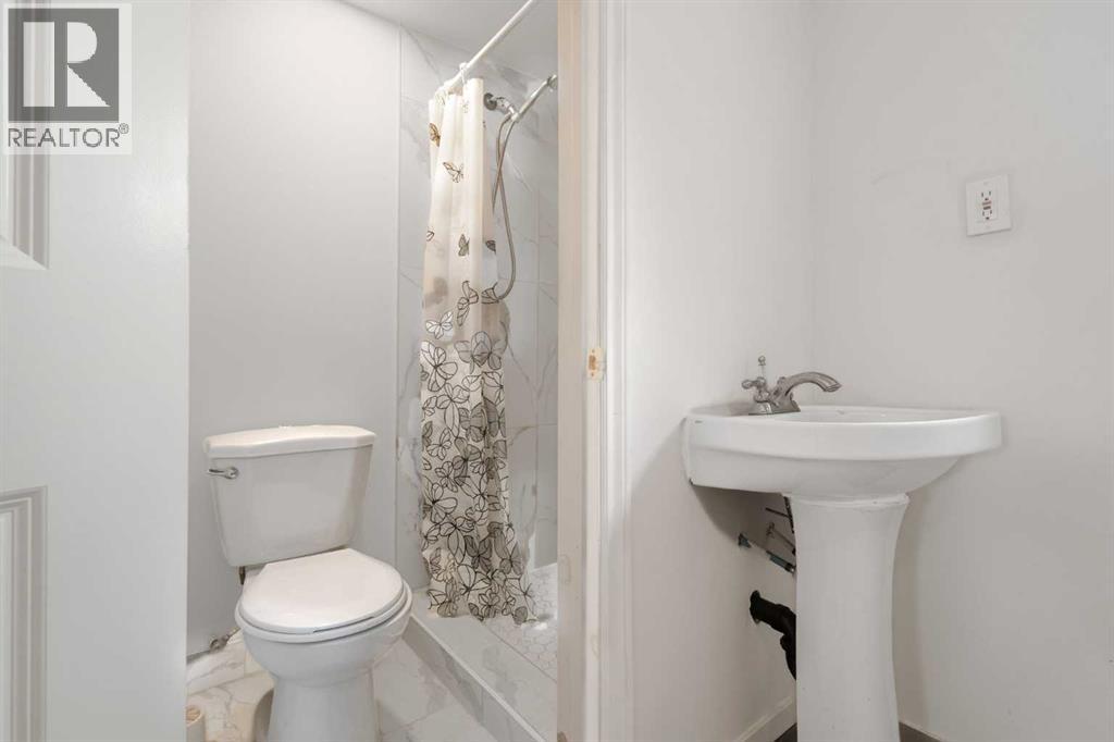 Single Family House Bi-level for Sale in  Huntington Close NE Huntington Hills Calgary 