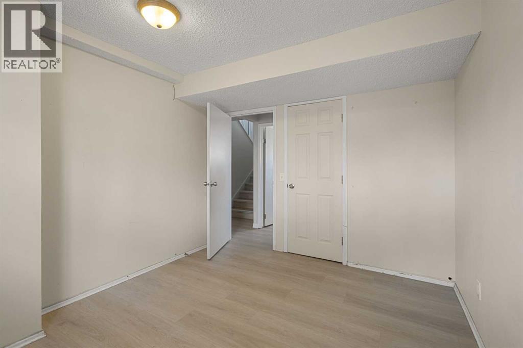 Single Family House Bi-level for Sale in  Huntington Close NE Huntington Hills Calgary 