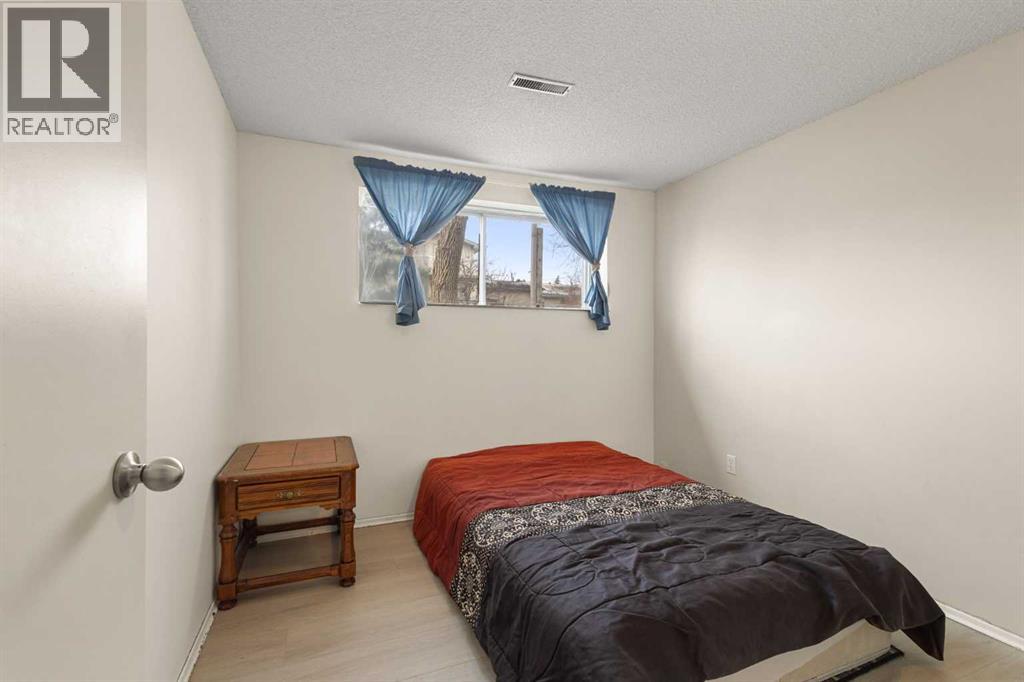 Single Family House Bi-level for Sale in  Huntington Close NE Huntington Hills Calgary 