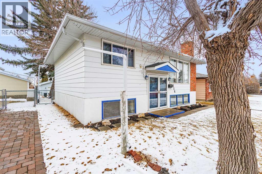 Single Family House Bi-level for Sale in  Huntington Close NE Huntington Hills Calgary 