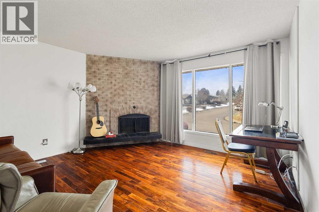 Single Family House Bi-level for Sale in  Huntington Close NE Huntington Hills Calgary 