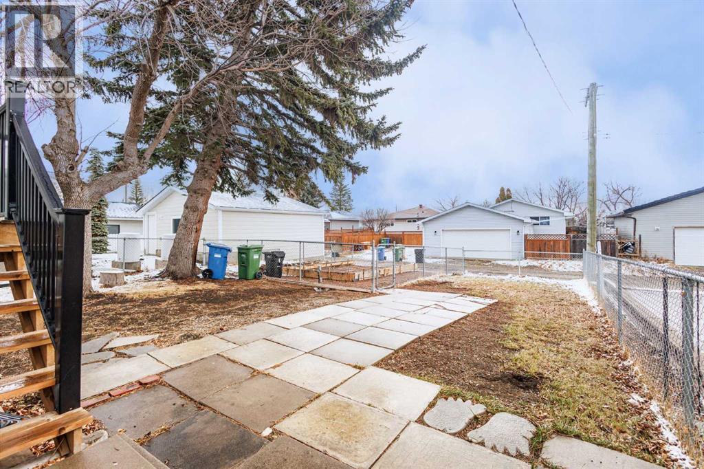 Single Family House Bi-level for Sale in  Huntington Close NE Huntington Hills Calgary 