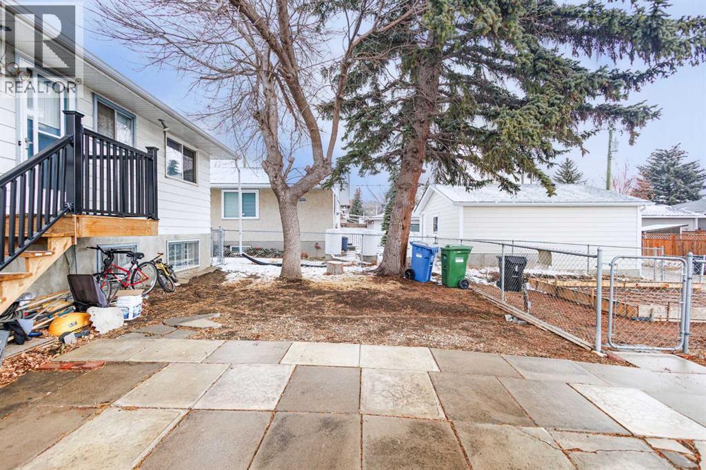 Single Family House Bi-level for Sale in  Huntington Close NE Huntington Hills Calgary 