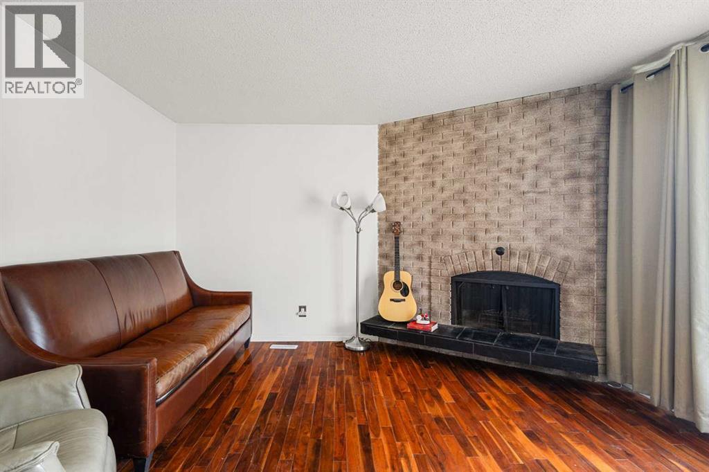 Single Family House Bi-level for Sale in  Huntington Close NE Huntington Hills Calgary 