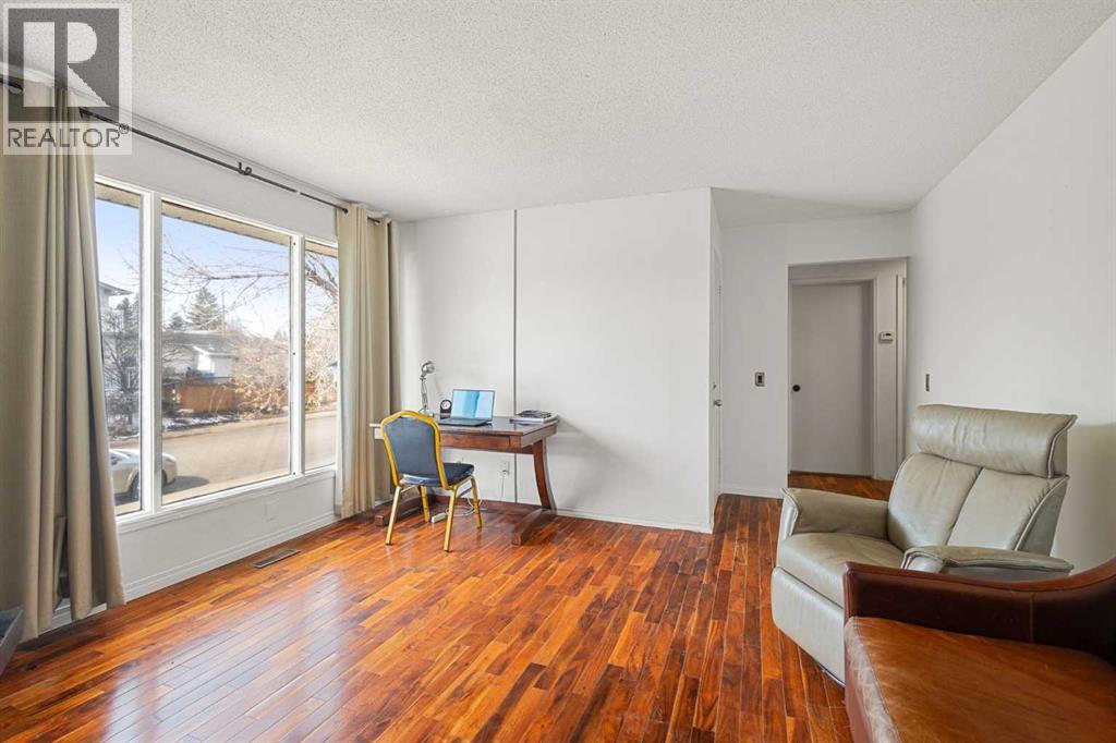 Single Family House Bi-level for Sale in  Huntington Close NE Huntington Hills Calgary 