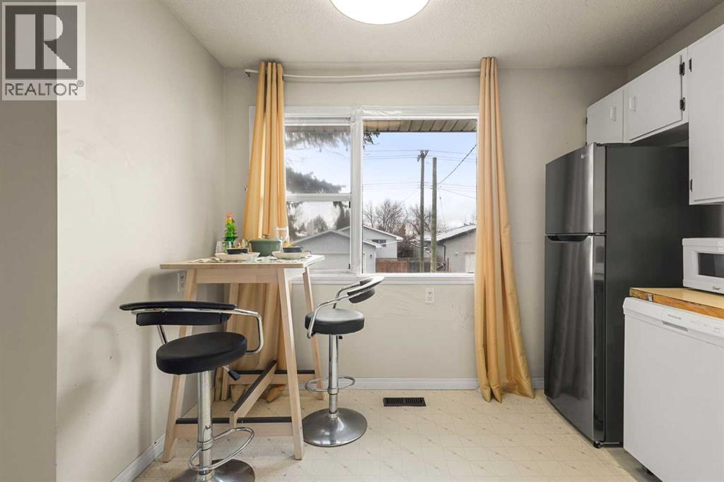 Single Family House Bi-level for Sale in  Huntington Close NE Huntington Hills Calgary 