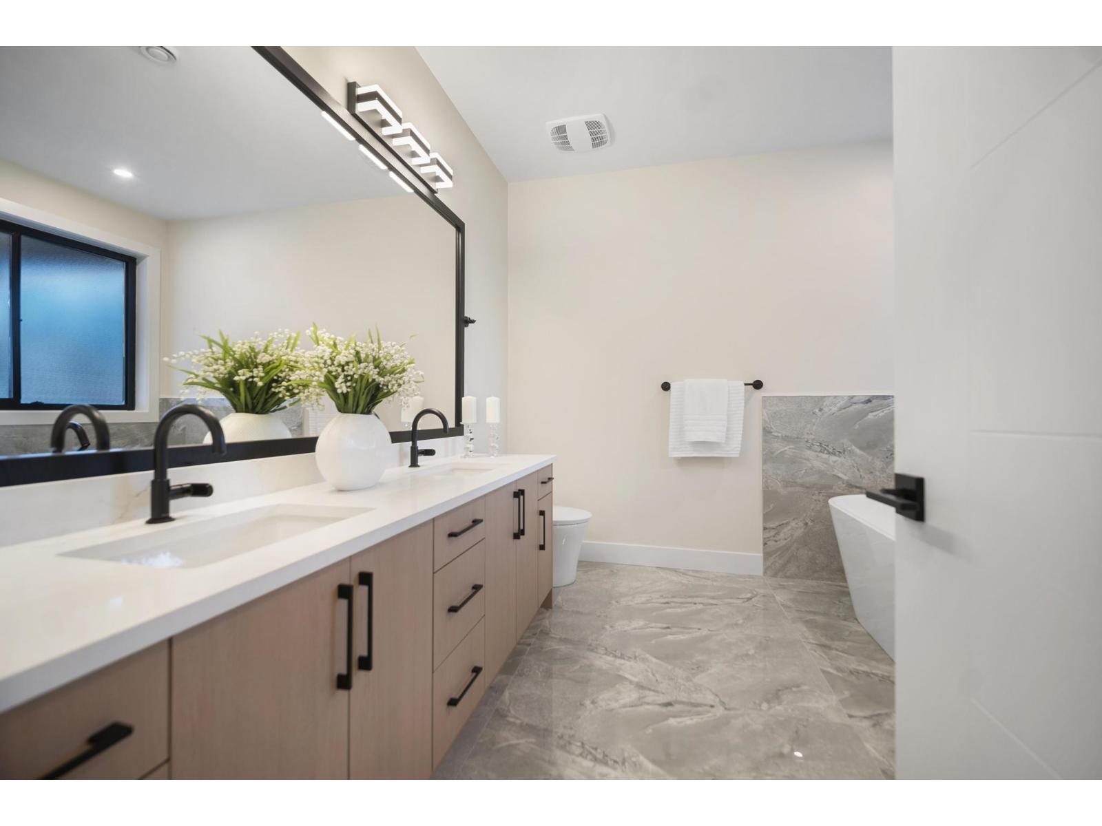 14206 NORTH BLUFF ROAD, White Rock