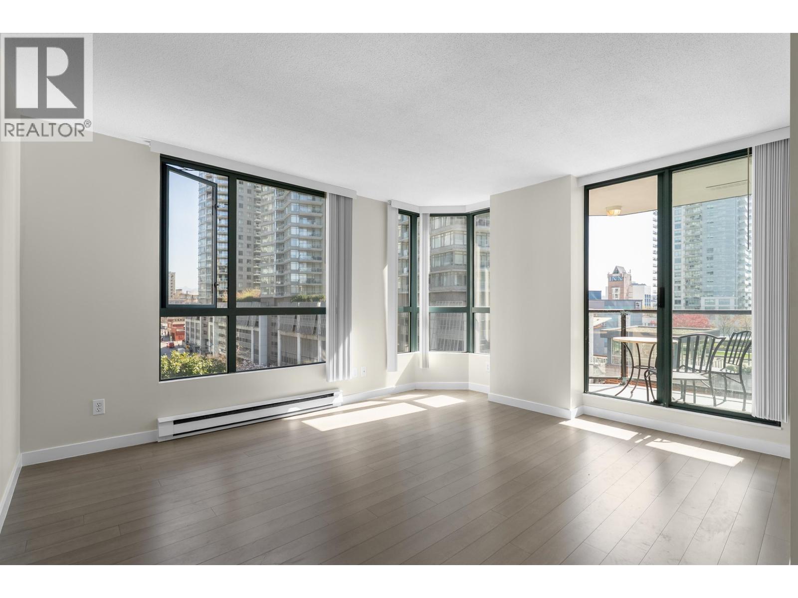 607 55 TENTH STREET, New Westminster