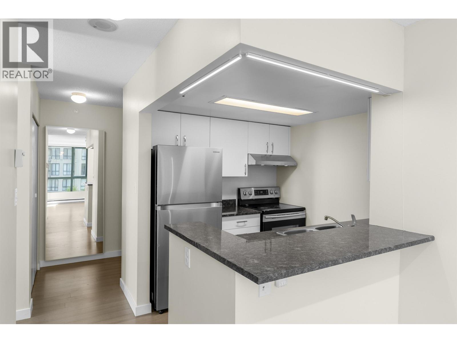 607 55 TENTH STREET, New Westminster