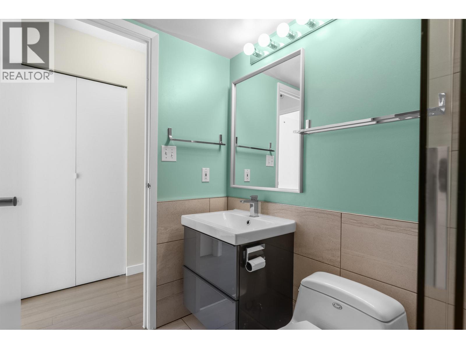 607 55 TENTH STREET, New Westminster