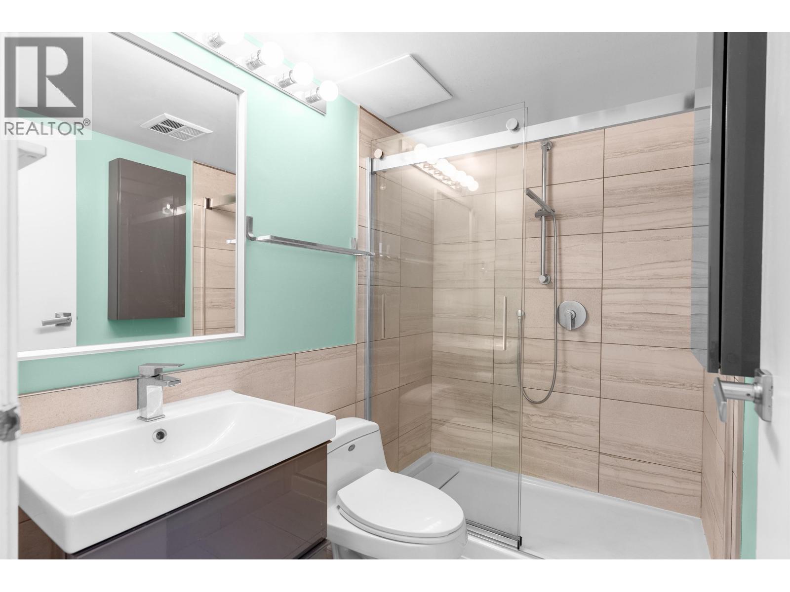 607 55 TENTH STREET, New Westminster