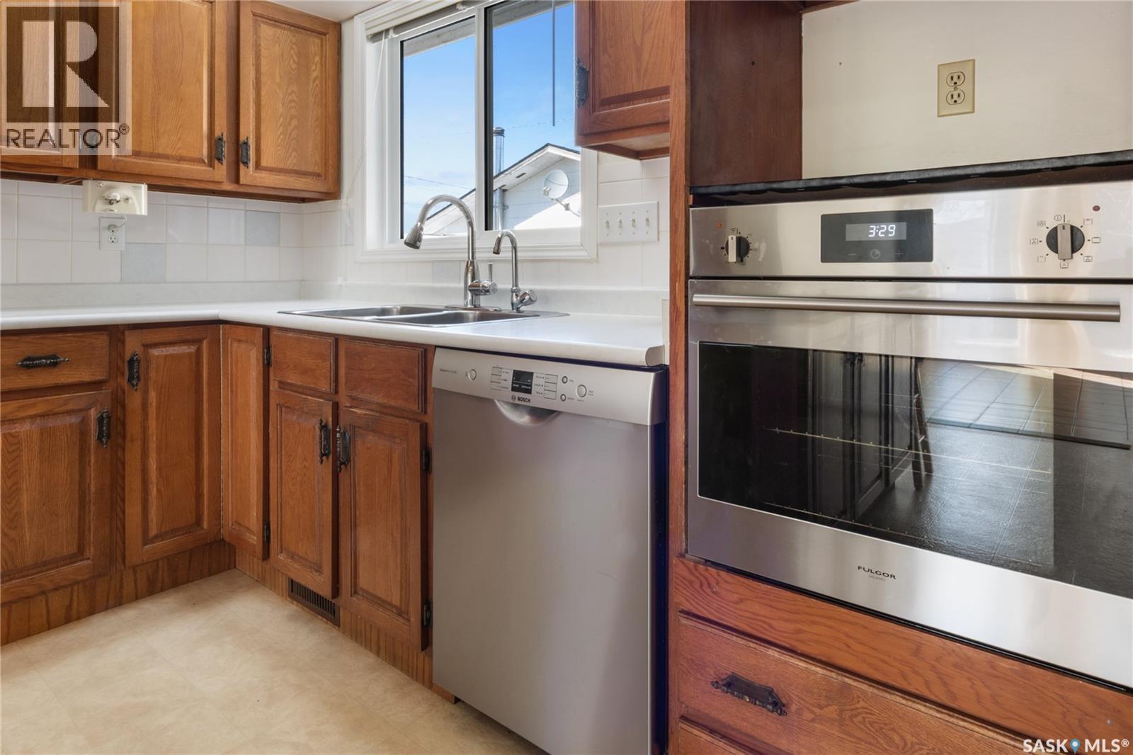 22 BLAKE CRESCENT - 16