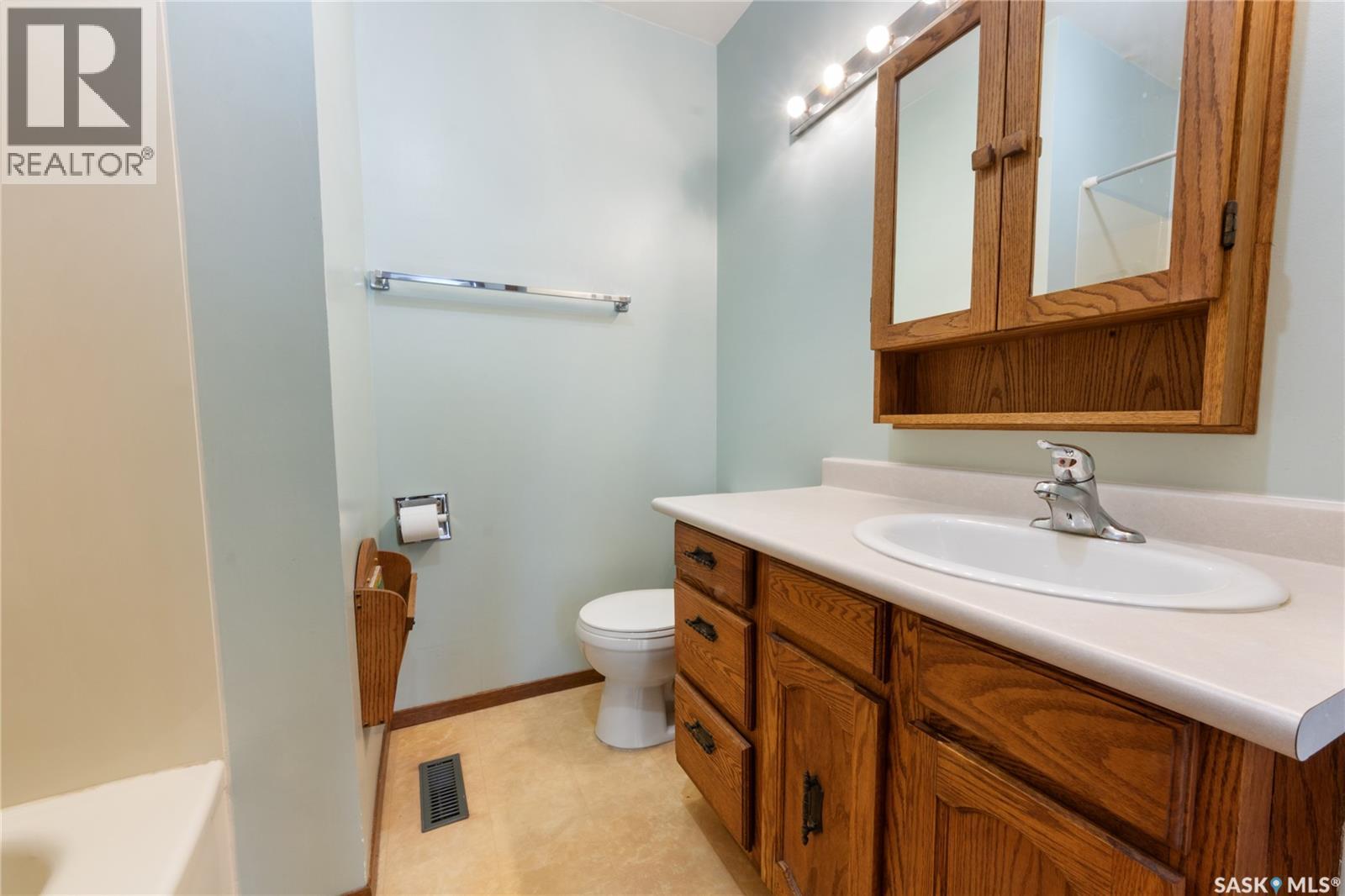 22 BLAKE CRESCENT - 24