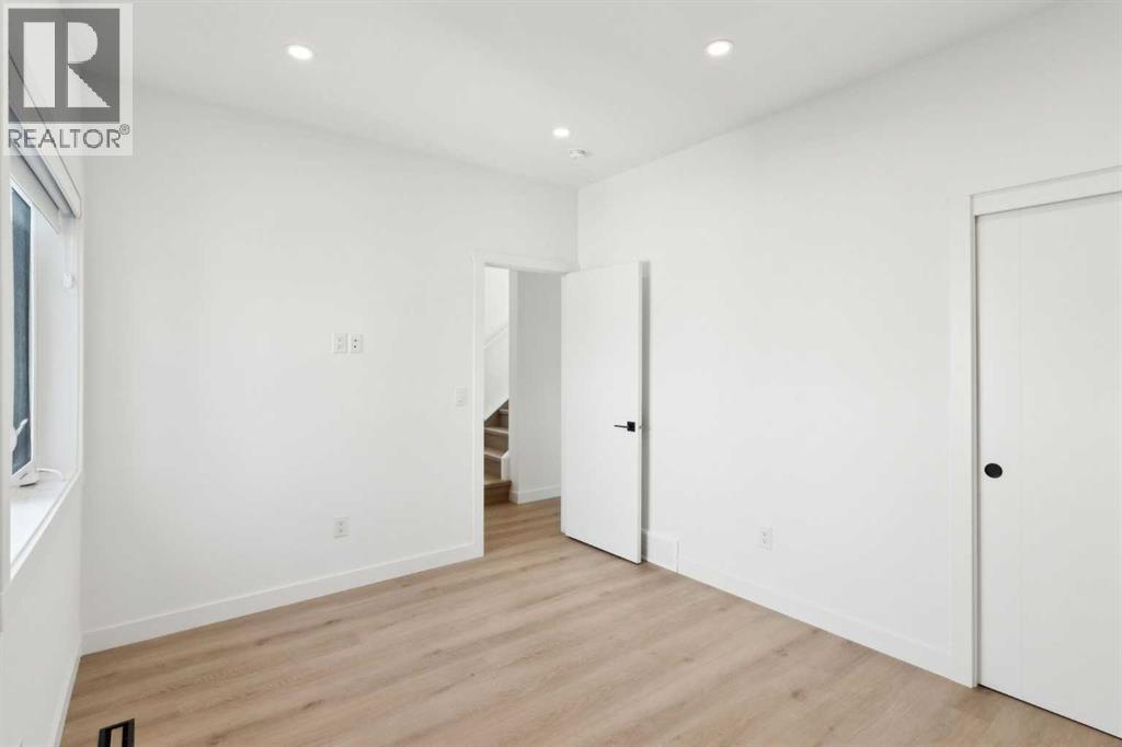 2831 36 STREET SW - 21