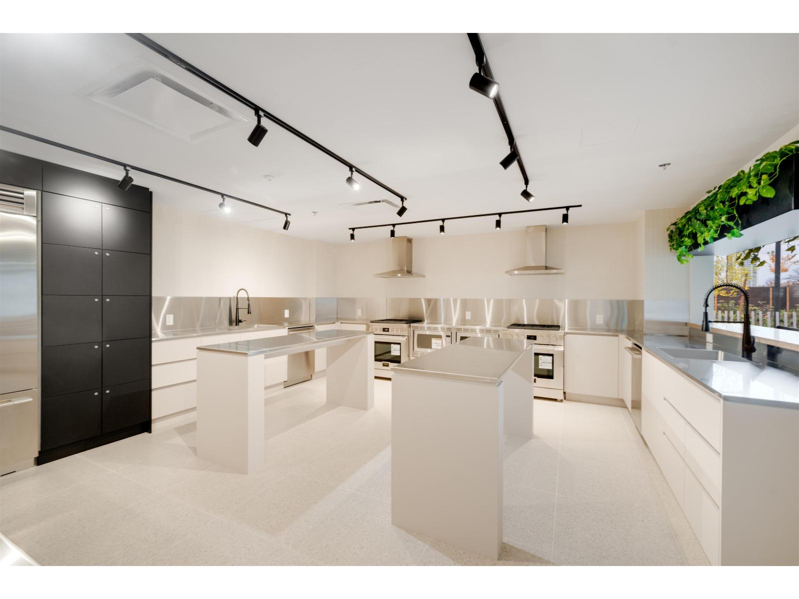 808 13573 98A AVENUE, Surrey