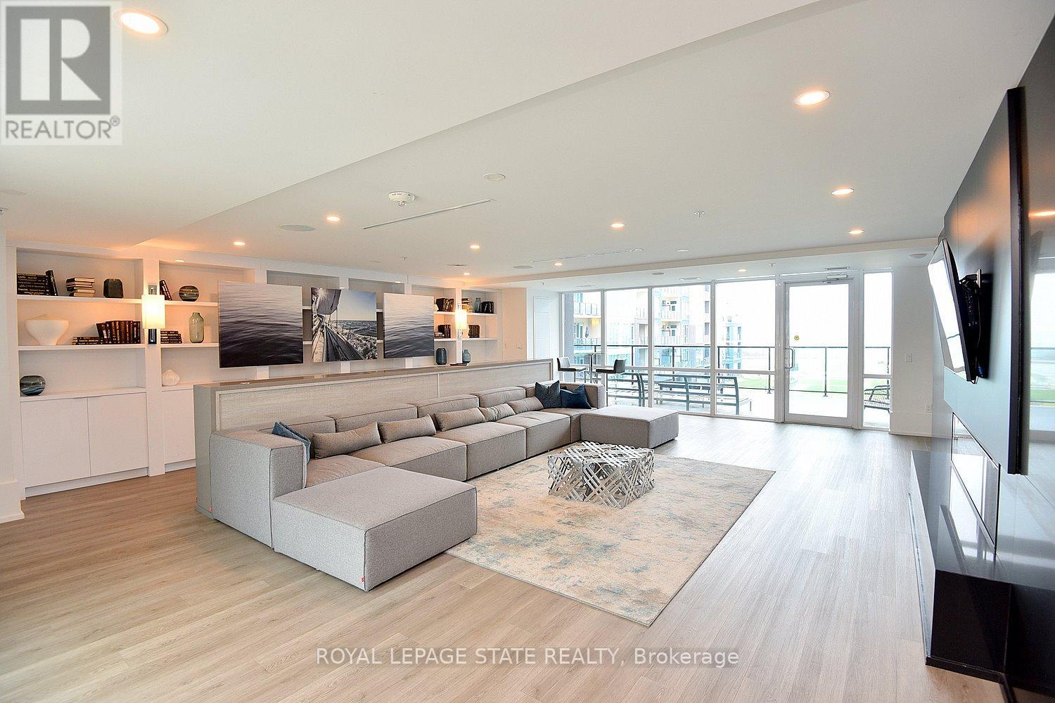 #145 16 CONCORD PLACE - 34