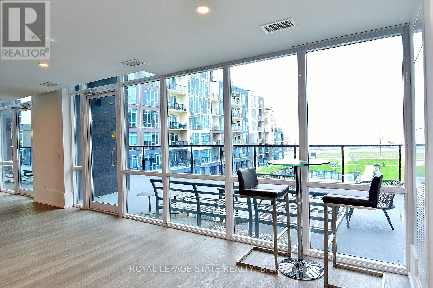 #145 16 CONCORD PLACE - 35