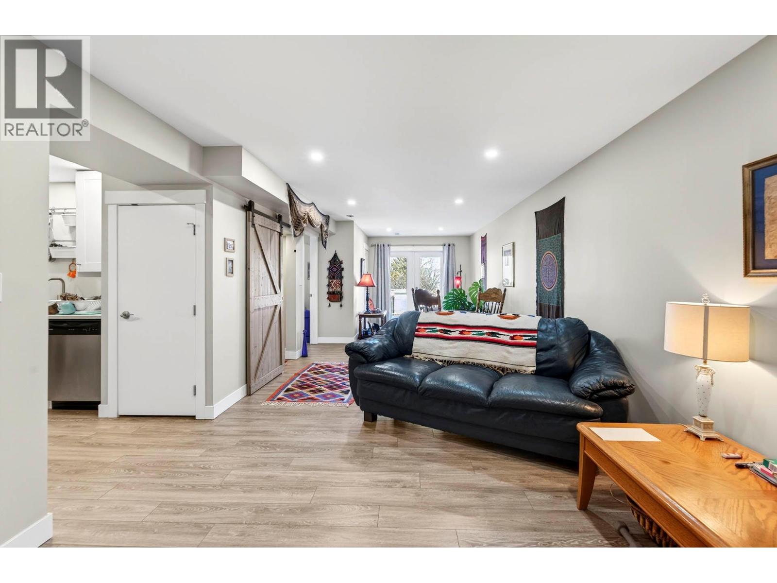 1676 SELWYN ROAD - 19