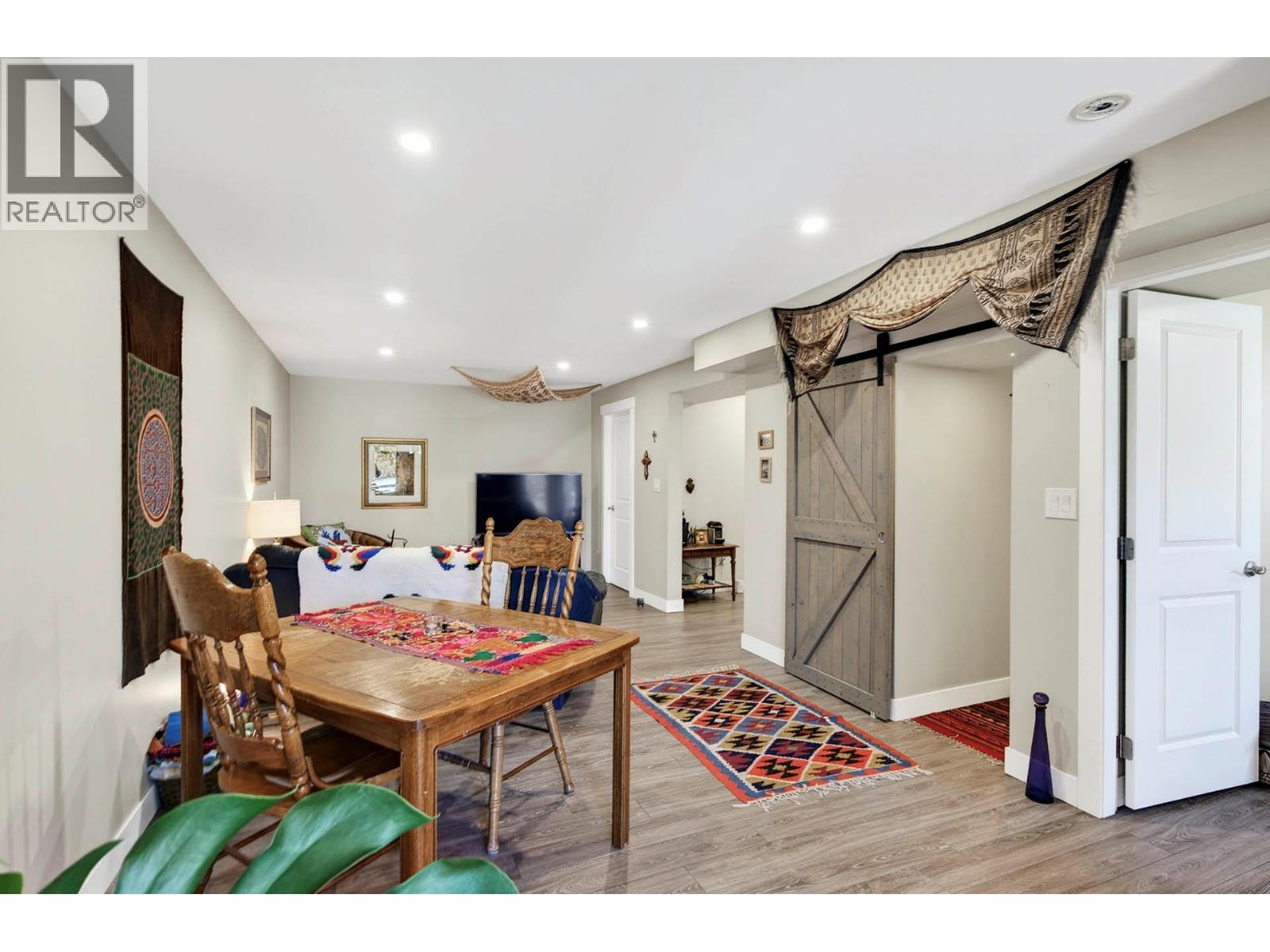 1676 SELWYN ROAD - 21