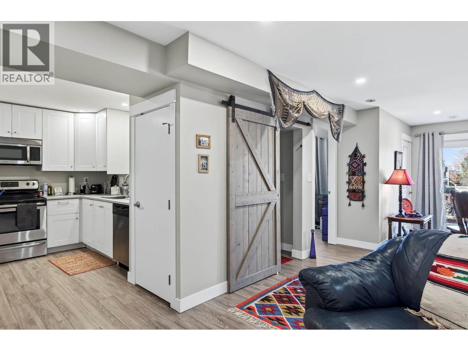 1676 SELWYN ROAD - 22