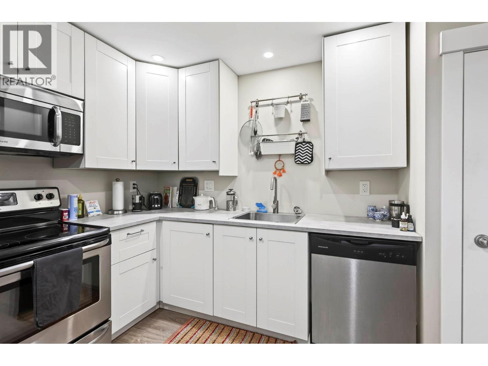 1676 SELWYN ROAD - 23