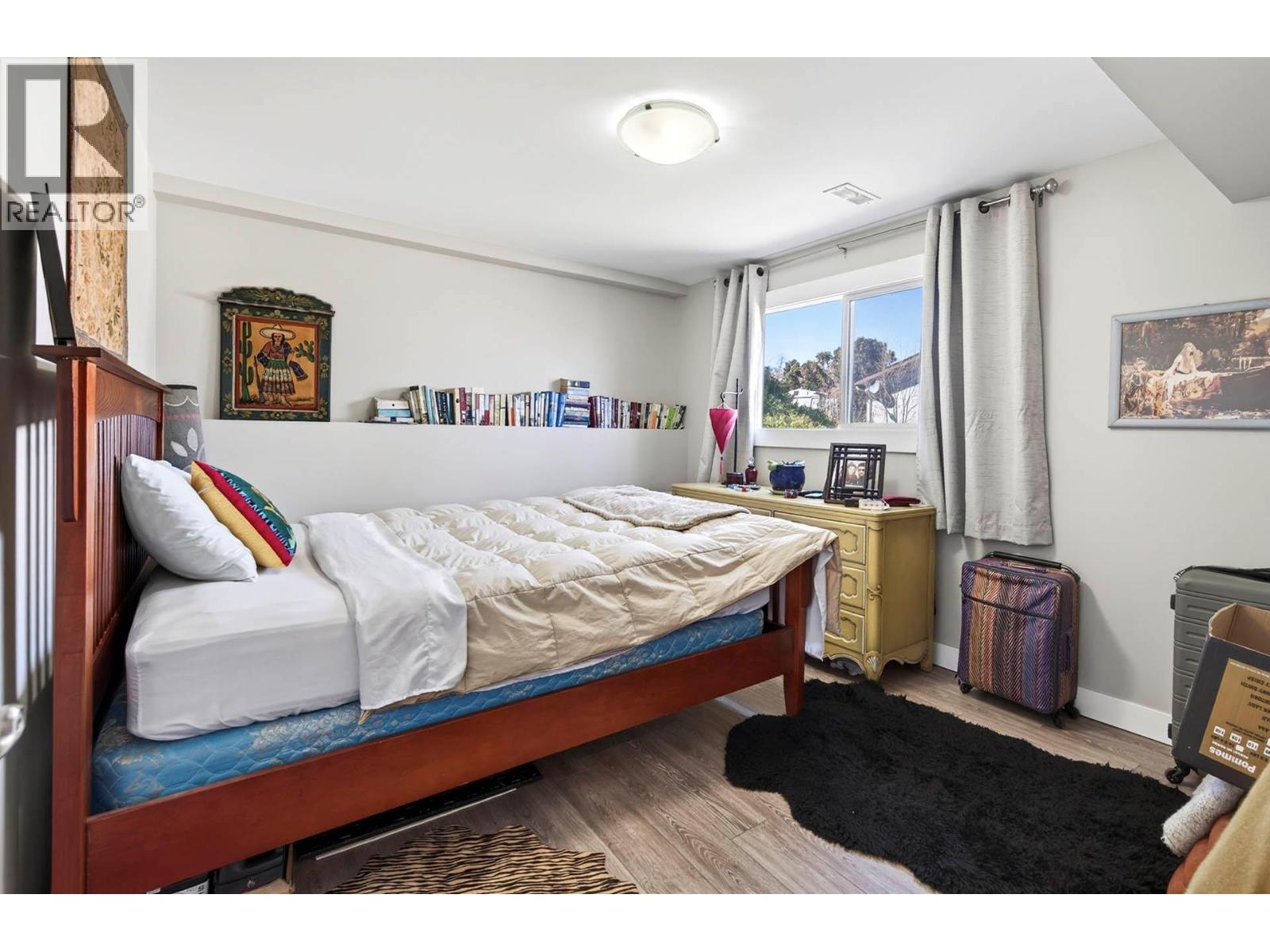 1676 SELWYN ROAD - 25