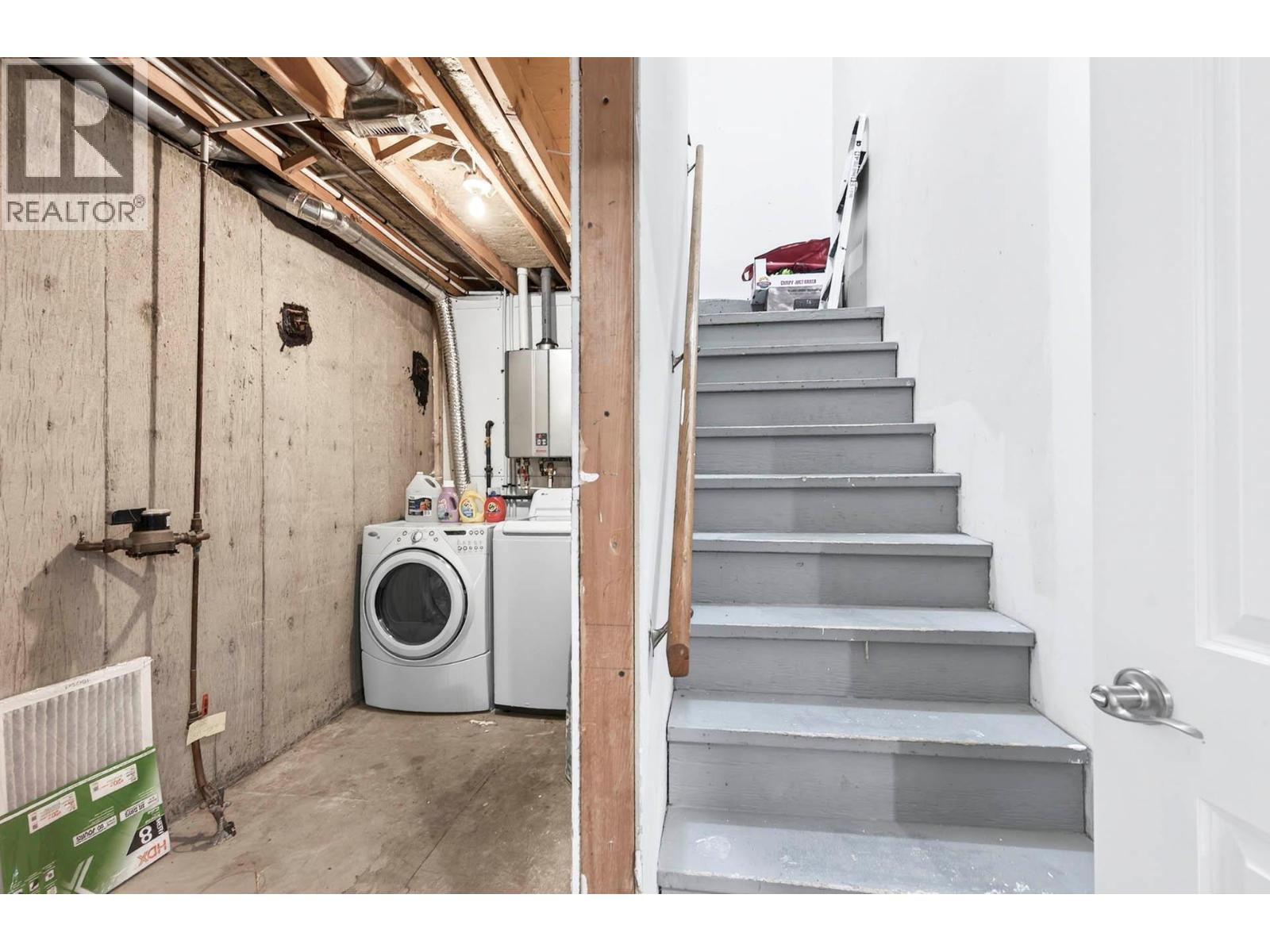 1676 SELWYN ROAD - 28