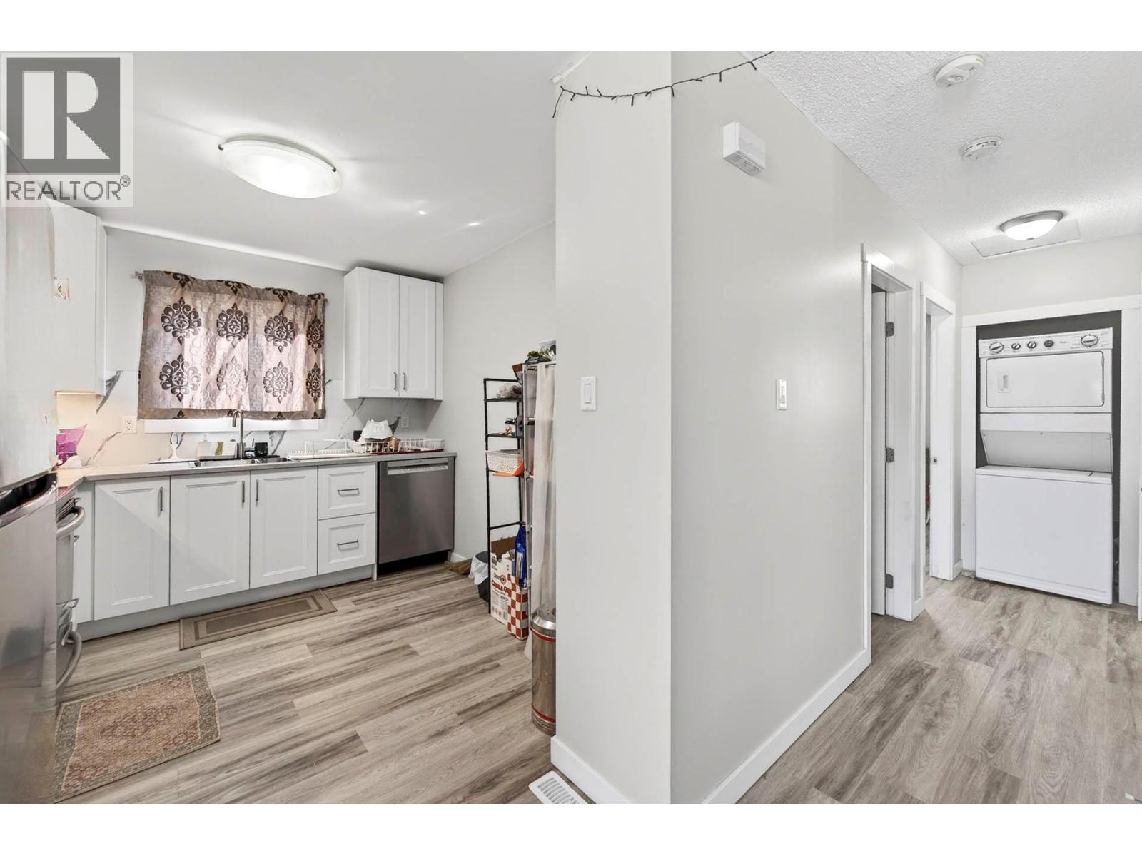 1676 SELWYN ROAD - 9