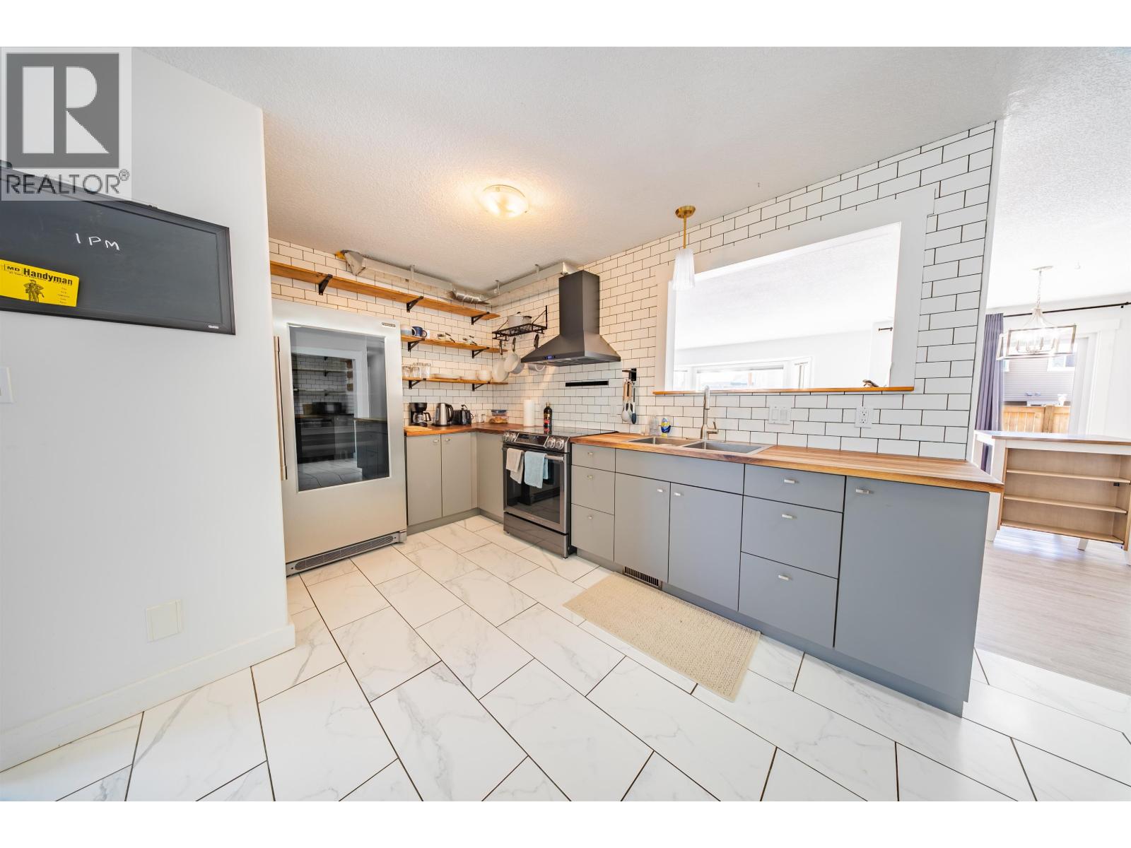 9917 115 AVENUE - Image 2