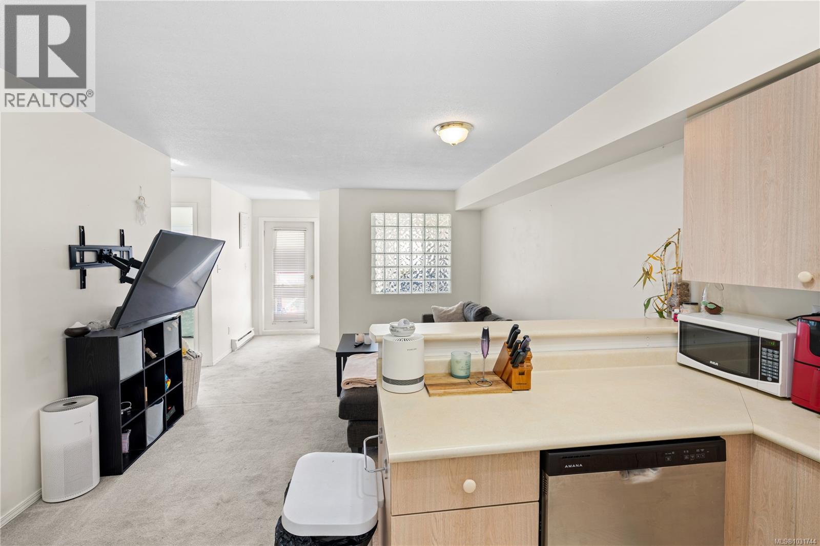 #312 2560 WARK ST - 11