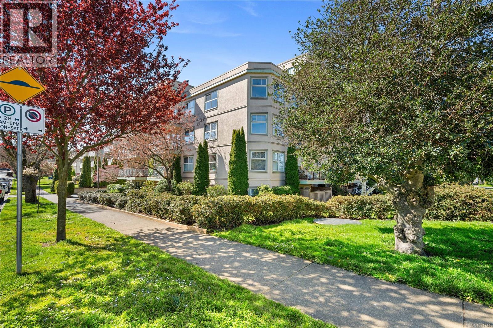 #312 2560 WARK ST - 22