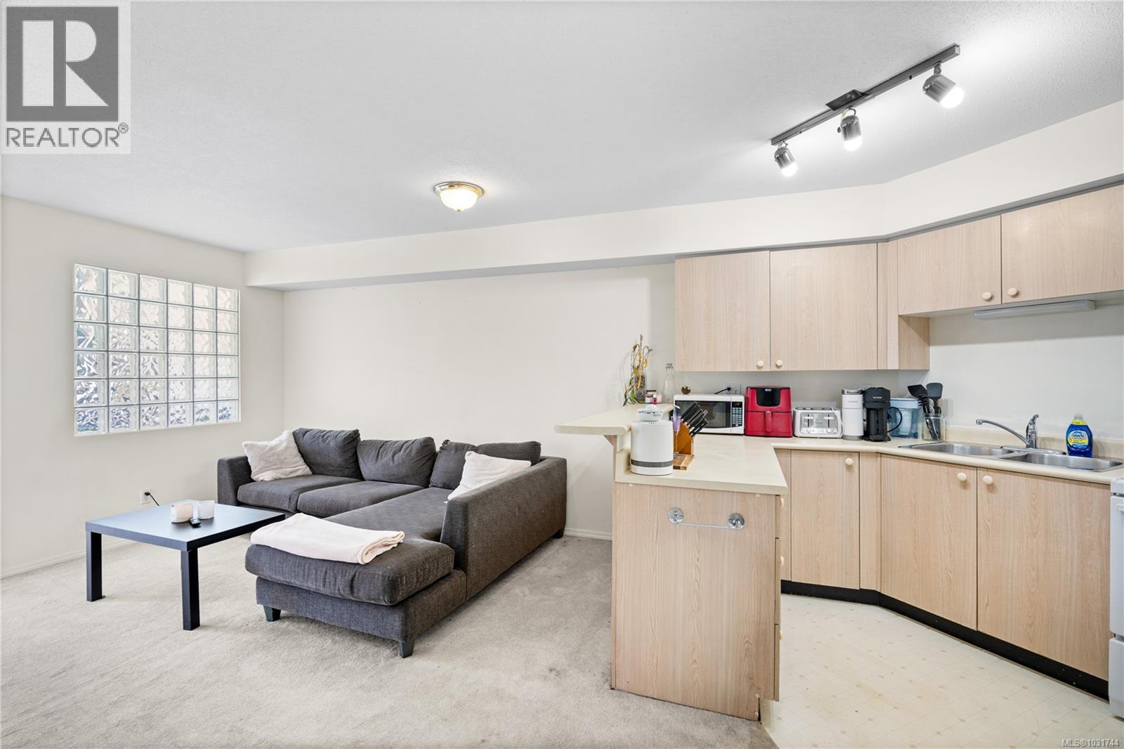 #312 2560 WARK ST - Image 3