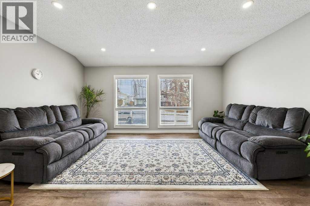 Single Family House Bi-level for Sale in  Templehill Drive NE Temple Calgary 
