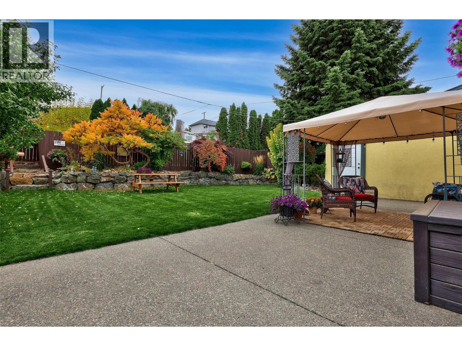 647 HEMLOCK STREET - 24