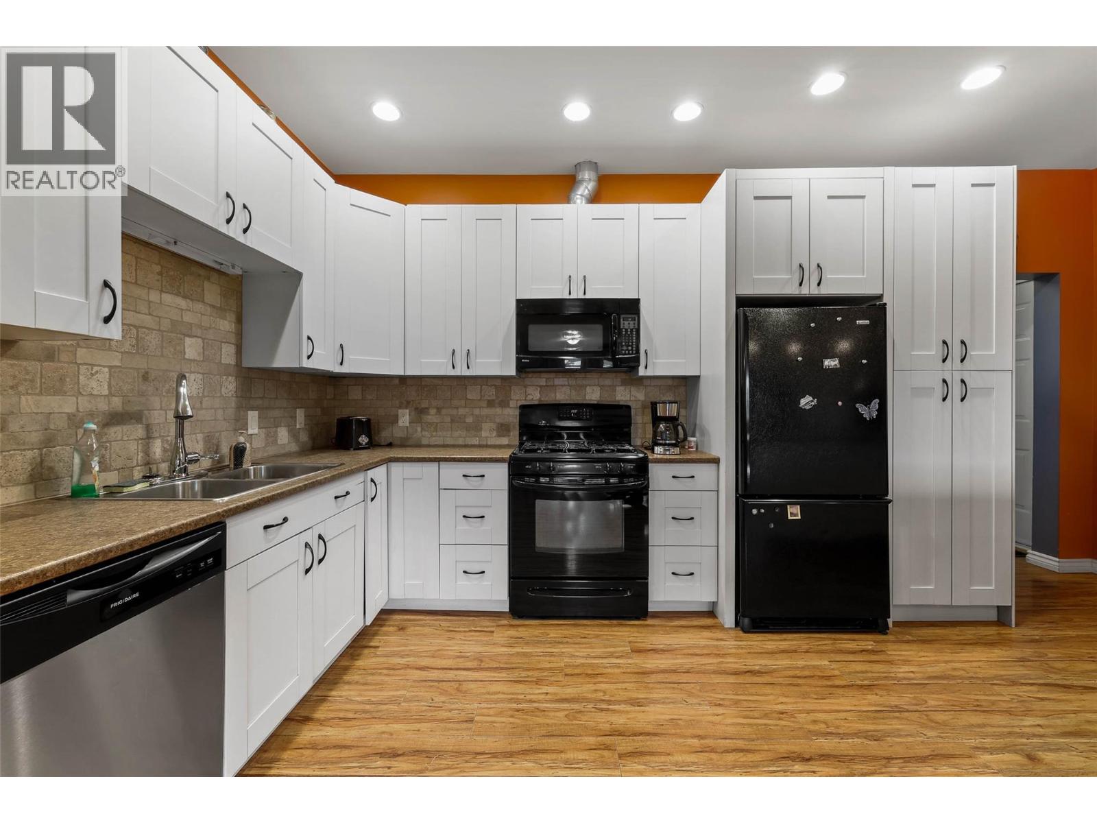 647 HEMLOCK STREET - Image 3