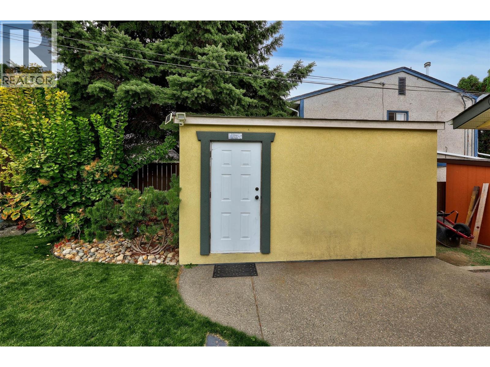 647 HEMLOCK STREET - 33