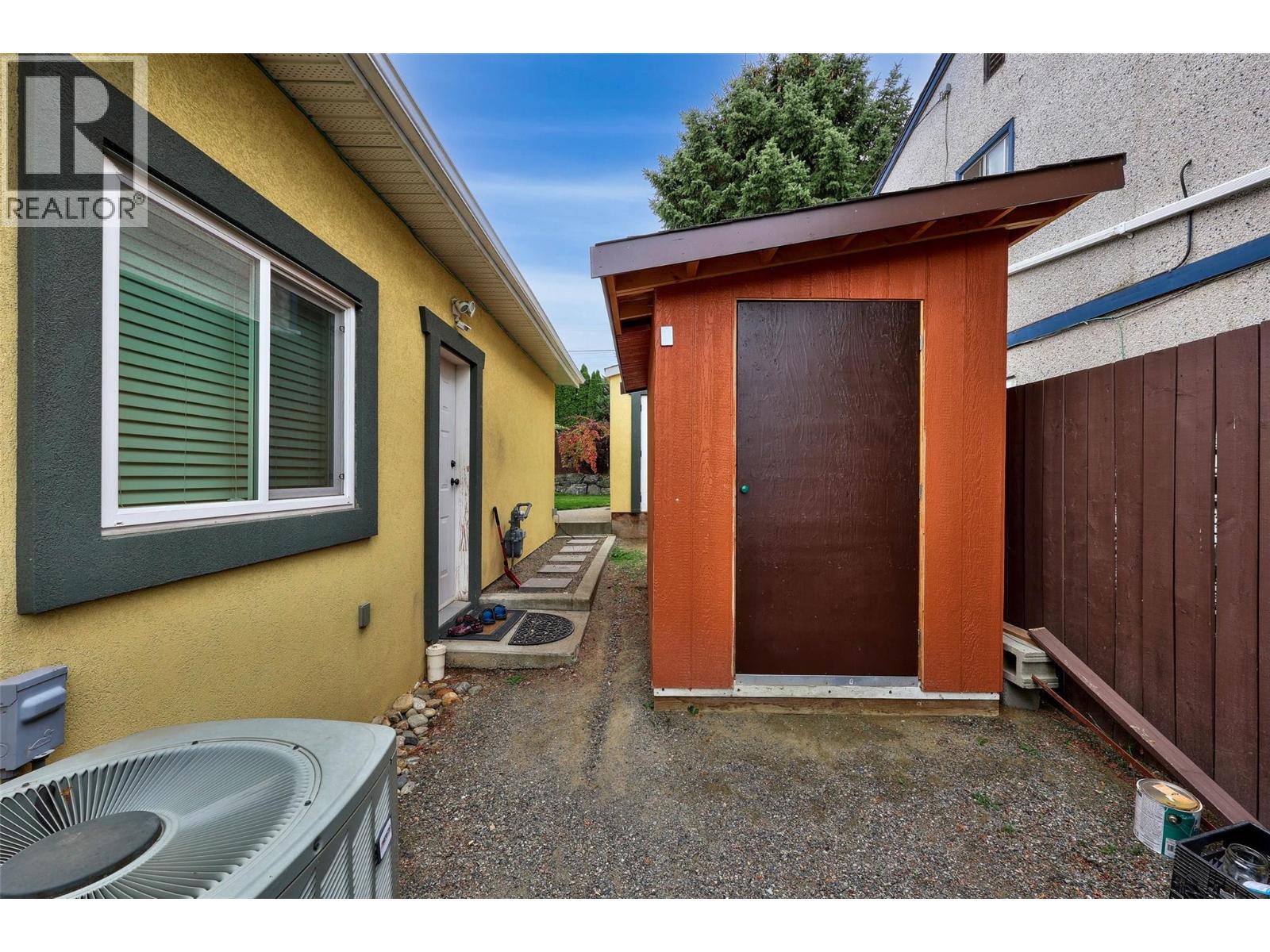 647 HEMLOCK STREET - 35