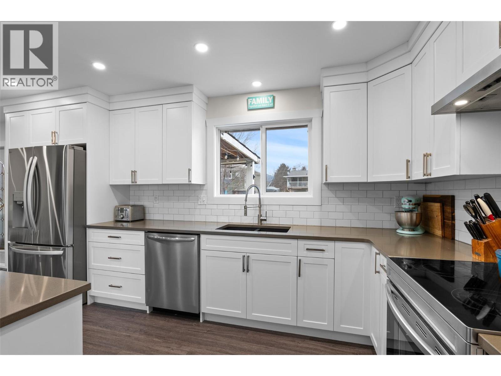 332 CHETWYND DRIVE - 10